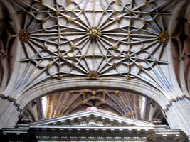 a pavučina klenby nad kněžištěm