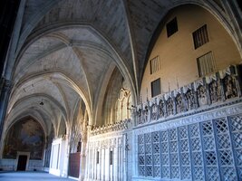 Křížová chodba s modrými azujelos