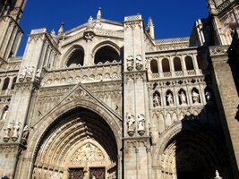 Hlavní portál se sochařskou výzdobou