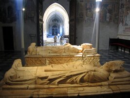 Kapitulní síň s náhrobky králů