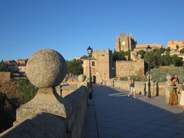 A celý most s chrámem San Juan de los Reyes