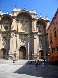 Mohutný portál katedrály