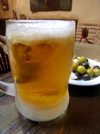 Pivo s ledem a nezbytné tapas (tentokrát olivy)