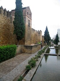 S vodními příkopy vypadá až dekorativně