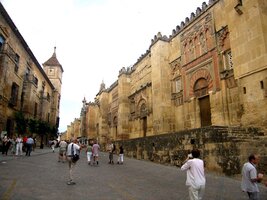 To vpravo jsou zdi měšity, dlouhé, že ?