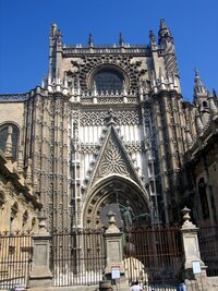 Portál katedrály (jeden z mnoha)