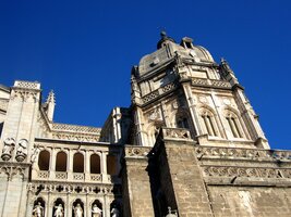 Nedokončená pravá věž katedrály