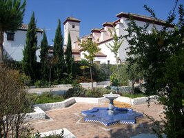 a jediná mešita ve městě tamtéž