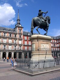 a Filip III před ní