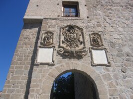 Reliéfy na mostní věži