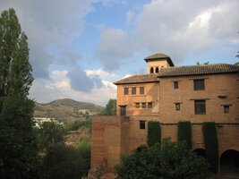 Východ z Nasridského paláce k zahradám Portal