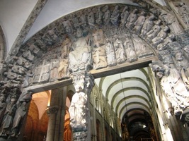 Největší skvost chrámu - vstupní portál z 12. století