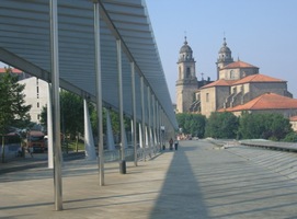 a zde pohled na celý komplex z městské "kolonády"