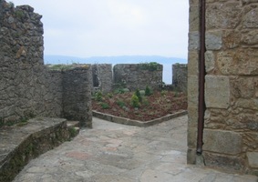 šel se podívat do místní pevnosti,