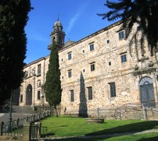 Okolo kláštera jsou rozlehlé parky a zahrady