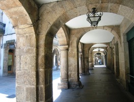 Historické centrum = úzké uličky s podloubími