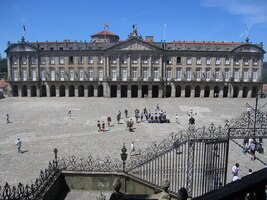 v průčelí palác Pazo de Raxoi