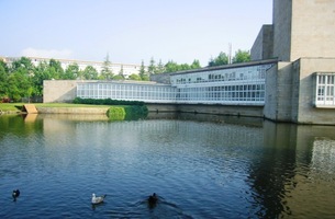 vkusně zasazenou do okolních parků