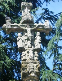 Románský kříž ukazuje poutníkům kudy do města,