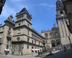 Z druhé strany se do ní vstupuje z Plaza de Praterias