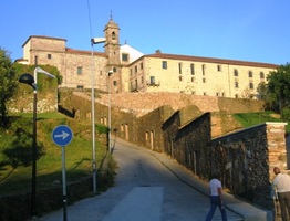 V podvečer jsou stavby na vrchu Belvis až mystické,