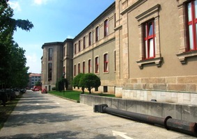 před budovou galicijského parlamentu,