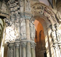 ohromuje kamenou nádherou soch apoštolů a proroků