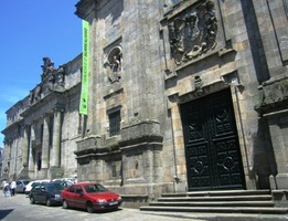 Kláštery Enseňanza a Madres Mercedarias stojí dále od centra