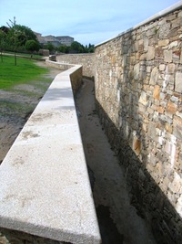 Jsou tu zachovalé části městského opevnění