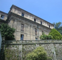 obehnanou zdmi a střeženou silnou vartou