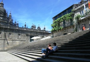 se schodištěm pro sezení stovek poutníků