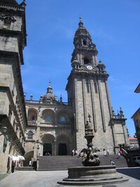 a hodinová věž katedrály Torre de Oro