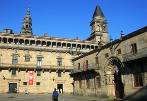 Chrám je vklíněn do budovy arcibiskupského paláce