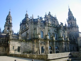 Podívejme se na  ni z nádvoří Plaza de Immaculata,