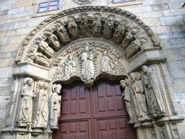 Vlevo je Colegio San Jeronimo (rektorát univerzity) s tímto portálem,