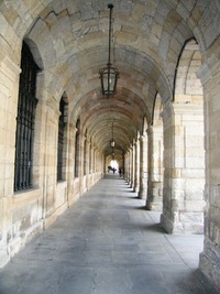 s více něž 100 m dlouhým podloubím