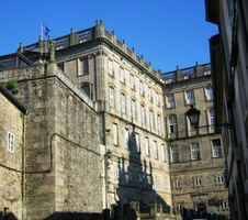 Stíny věží katedrály dosáhnou i na vzdálené zdi domů