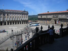 a konečně vpravo Hostal Reyes Catolicos (hotel, dříve královský)