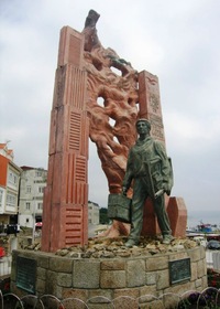 postál chvíli před pomníkem v přístavu,