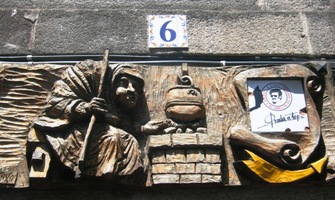 s babou kořenářkou na jednom z reliéfů