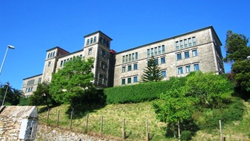 Vedle stojí budova Seminario Menor