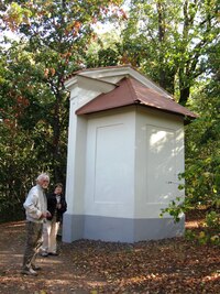 kolem kaple v lesích nad Baněmi