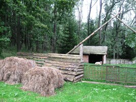 a v lesích za ním tato idylická hájovna