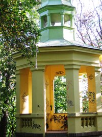 s vyhlídkovým altánem opodál