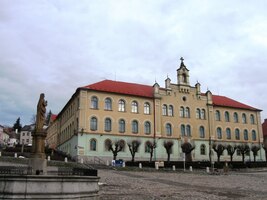 Jeho monstrózní radnice je nazaměnitelná