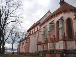 Hmota kostela je gigantická