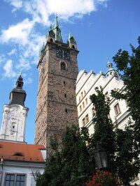 Tady jsou Černá věž, radnice a jeziutský chrám Panny Marie zdola