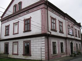 Ve vsi Dlažov jsou k mání zajímavé domy