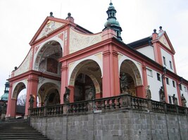 Někteří tu zůstali na mši,