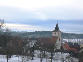 Z vršku za městem byla vidět v dáli Šumava
